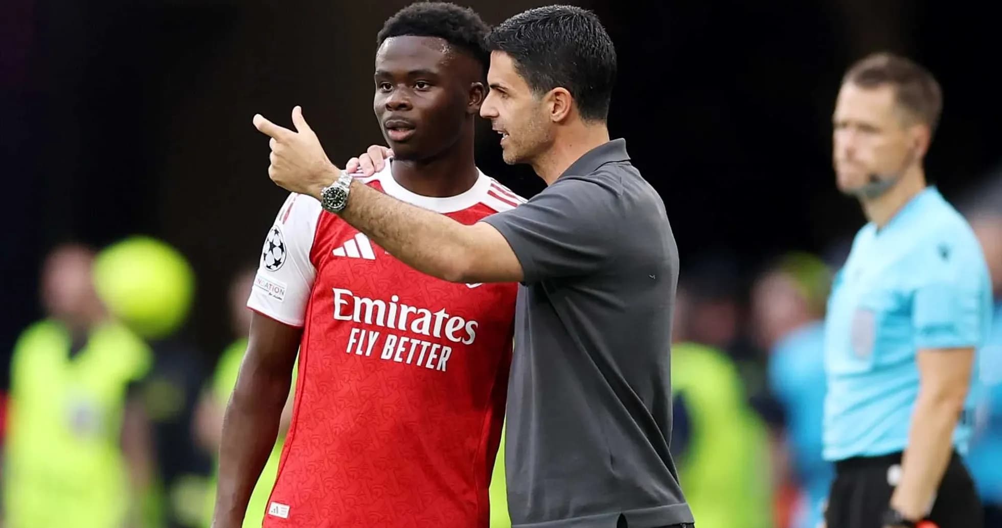 Mikel Arteta giving instructions to Bukayo Saka Mikel Arteta giving instructions to Bukayo Saka