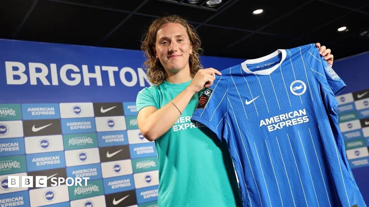 Yangi futbolchi Brighton formasini ko'tarib turibdi Yangi futbolchi Brighton formasini ko'tarib turibdi