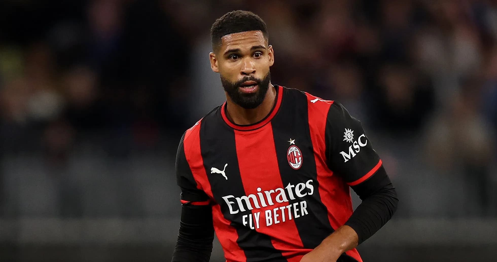 Futbolchi maydonda harakatda, AC Milan formasida Futbolchi maydonda harakatda, AC Milan formasida