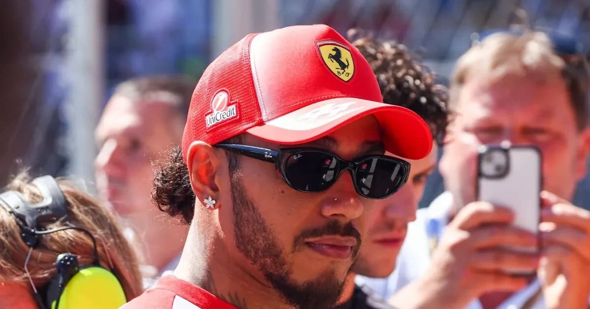 Haydovchi Ferrari shapkasi kiyib turgan shaxs Haydovchi Ferrari shapkasi kiyib turgan shaxs