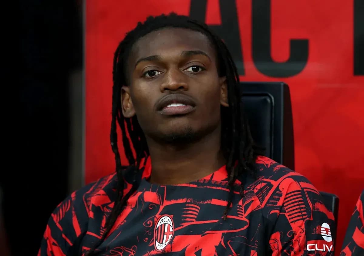 Futbolchi benchda o'tirgan, AC Milan formasi kiygan Futbolchi benchda o'tirgan, AC Milan formasi kiygan