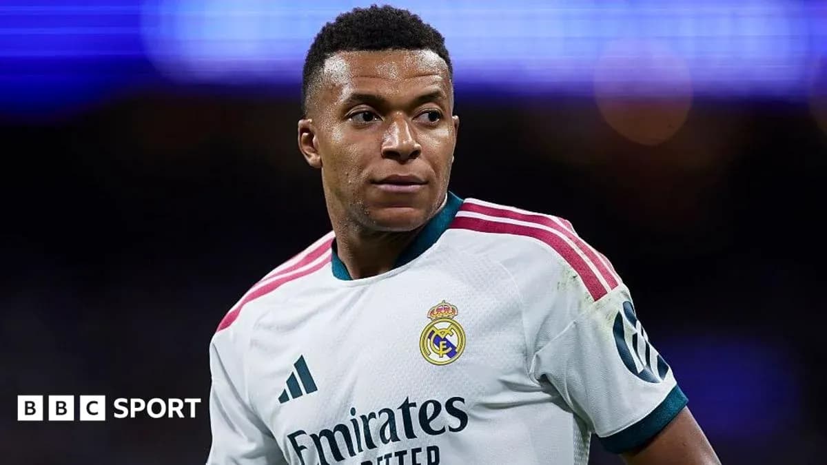 Futbolchi o'yin maydonida Real Madrid formasi bilan Futbolchi o'yin maydonida Real Madrid formasi bilan