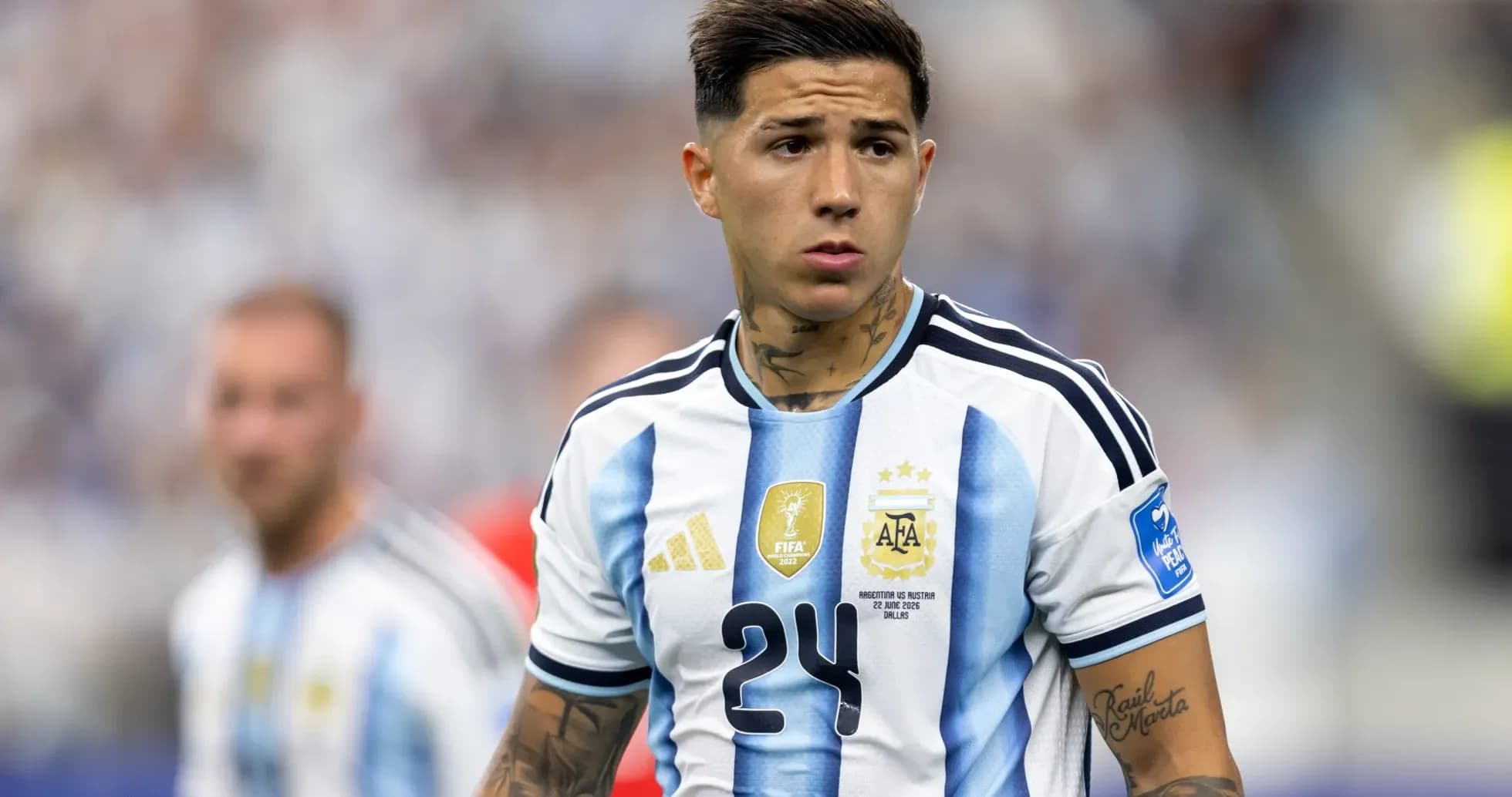 Futbolchi maydonda Argentina formasida harakatda Futbolchi maydonda Argentina formasida harakatda