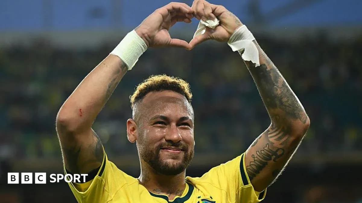 Futbolchi Neymar sevgi belgisini ko'rsatmoqda Futbolchi Neymar sevgi belgisini ko'rsatmoqda