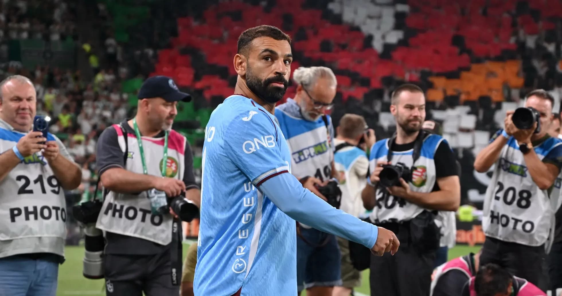 Futbolchi suratga olish uchun o'tayotgan Futbolchi suratga olish uchun o'tayotgan