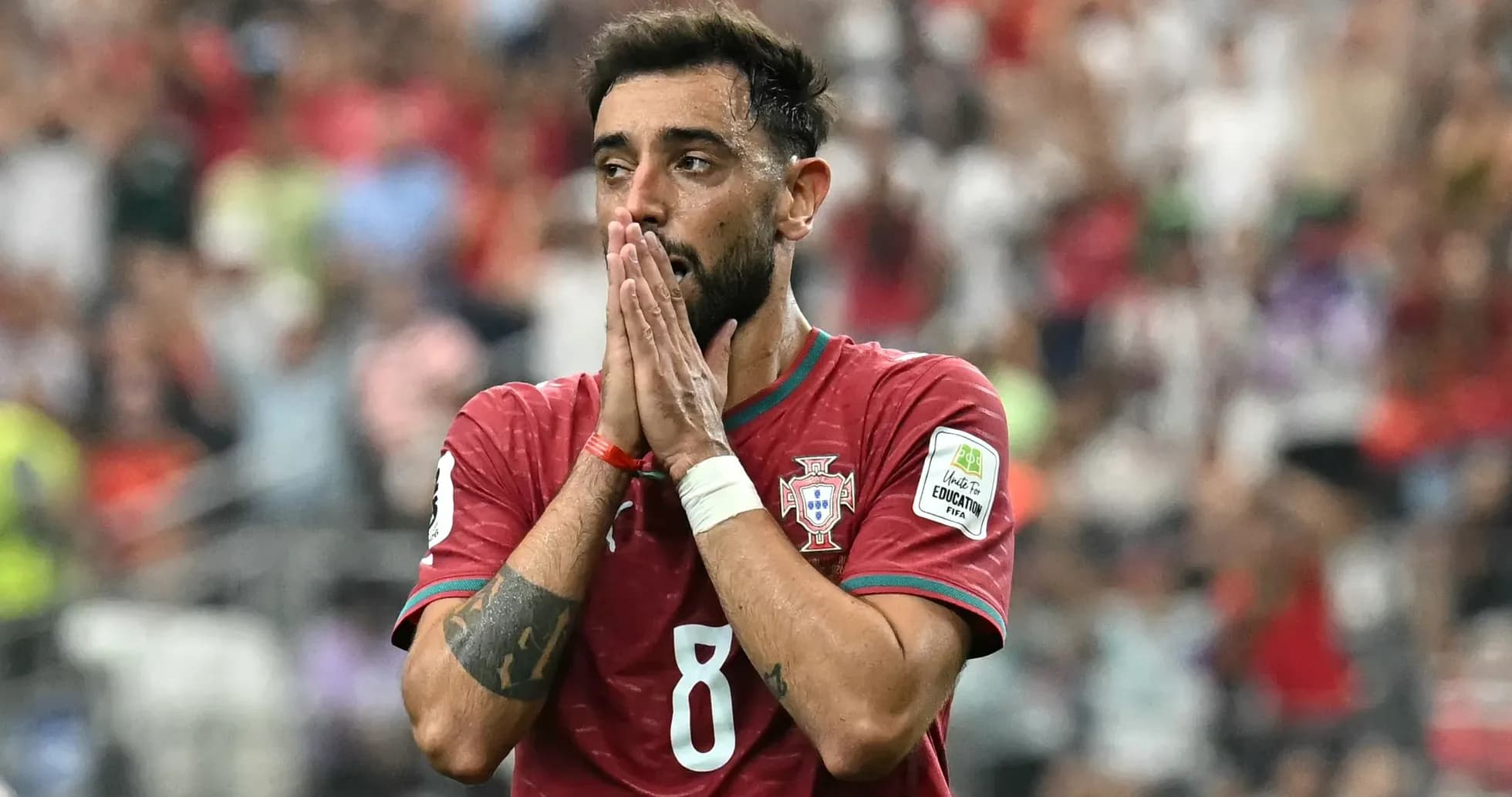 Futbolchi Bruno Fernandes o'yin davomida qo'llarini yuziga qo'ygan Futbolchi Bruno Fernandes o'yin davomida qo'llarini yuziga qo'ygan