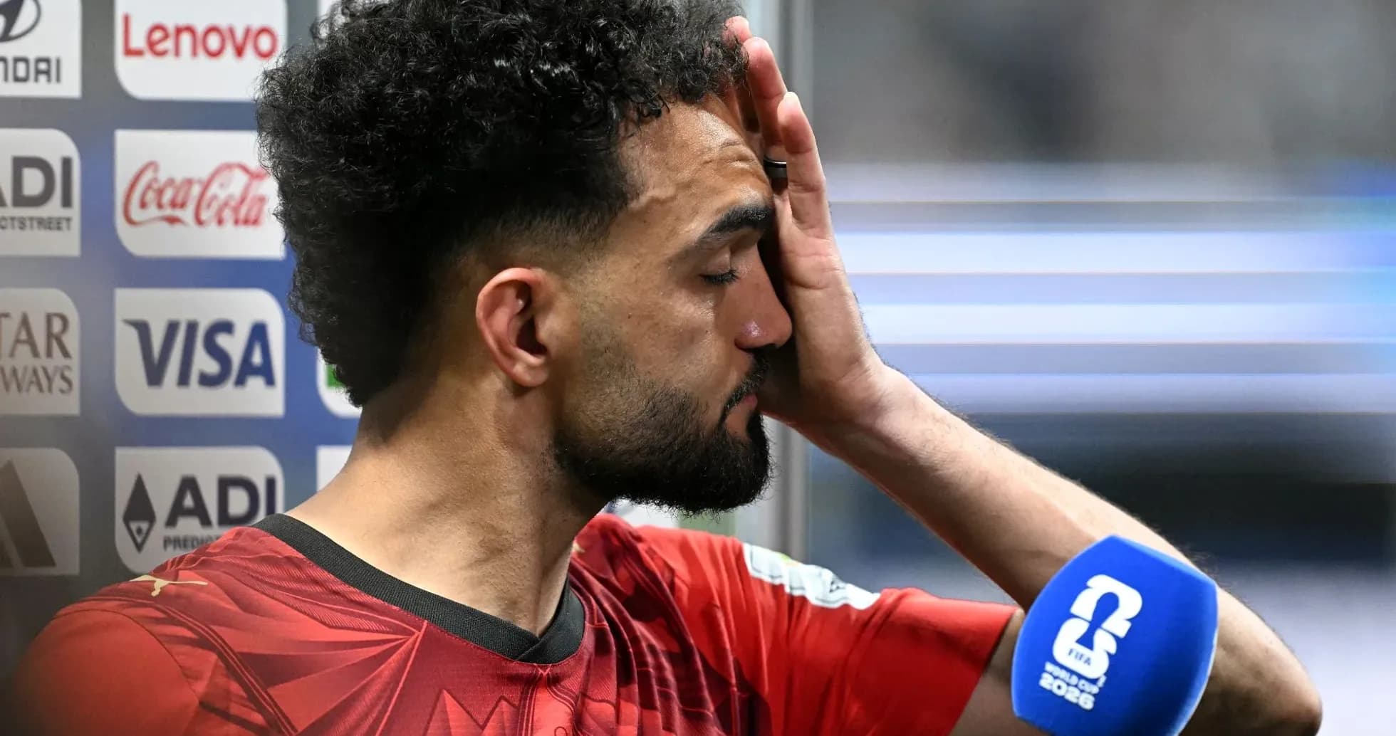 Futbolchi intervyu davomida qo'lini peshonasiga qo'ygan Futbolchi intervyu davomida qo'lini peshonasiga qo'ygan