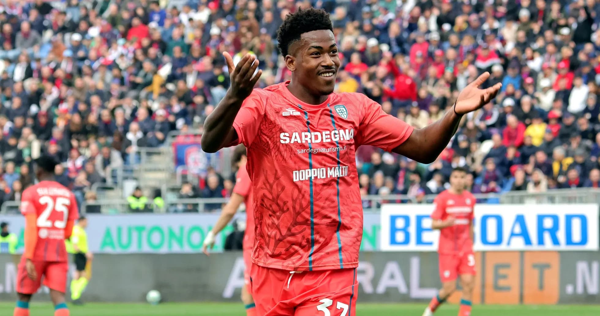 Futbolchi gol urgan paytida maydonda quvonmoqda Futbolchi gol urgan paytida maydonda quvonmoqda