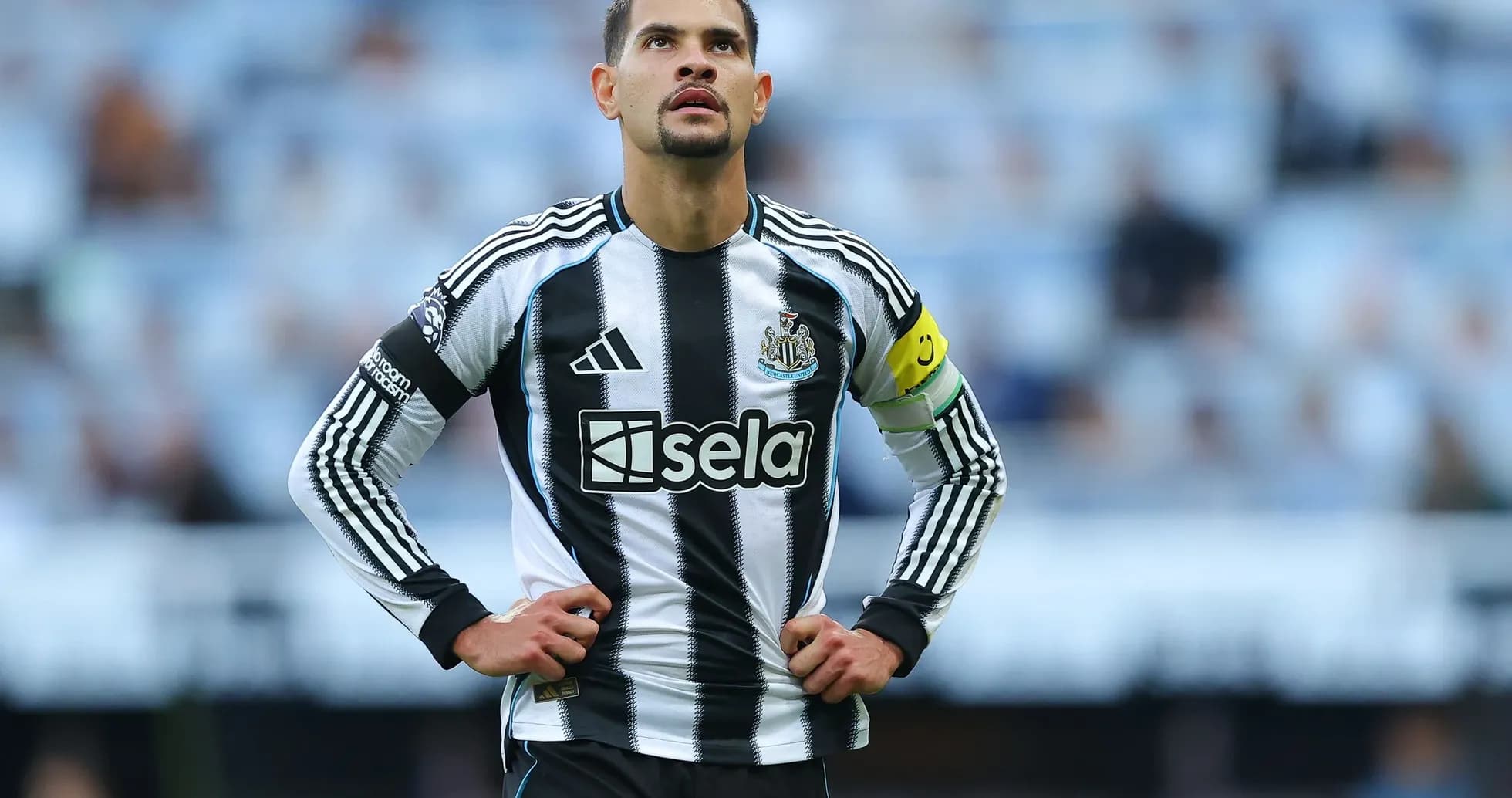 Futbolchi Newcastle formasida, kapitan sifatida maydonda Futbolchi Newcastle formasida, kapitan sifatida maydonda
