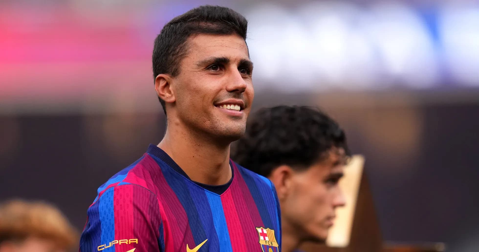 Futbolchi Barcelona formasida tabassum qilmoqda Futbolchi Barcelona formasida tabassum qilmoqda