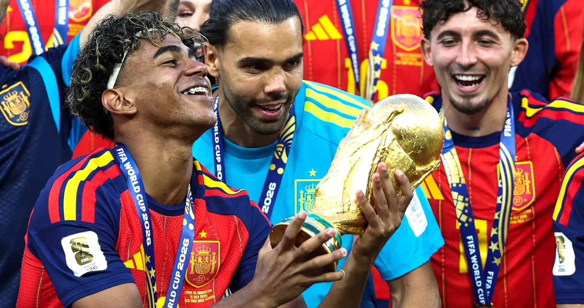Ispaniya jamoasi FIFA Jahon kubogini kutib olishmoqda Ispaniya jamoasi FIFA Jahon kubogini kutib olishmoqda