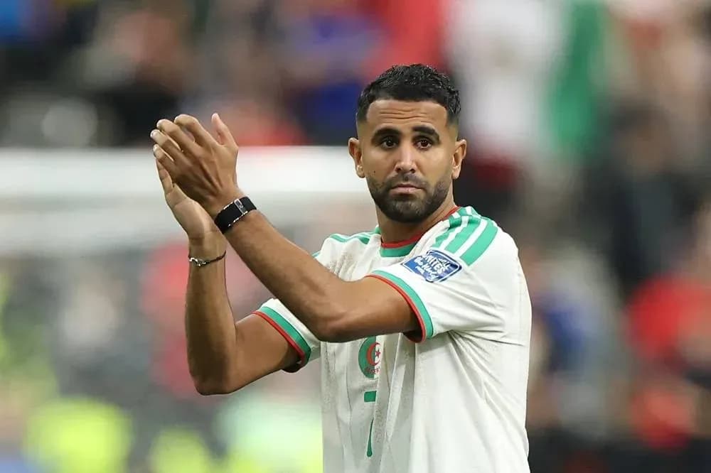 Futbolchi maydonda qo'llarini ko'tarib olqishlamoqda Futbolchi maydonda qo'llarini ko'tarib olqishlamoqda