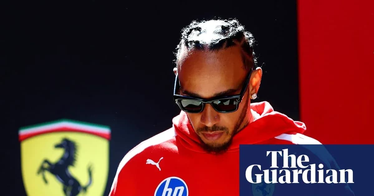 Haydovchi Ferrari logosi oldida shaxsiy ko'rinishi Haydovchi Ferrari logosi oldida shaxsiy ko'rinishi