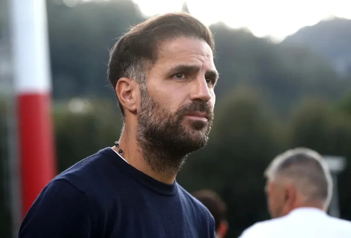 Futbol murabbiyi mashg'ulotda fikr yuritmoqda Futbol murabbiyi mashg'ulotda fikr yuritmoqda