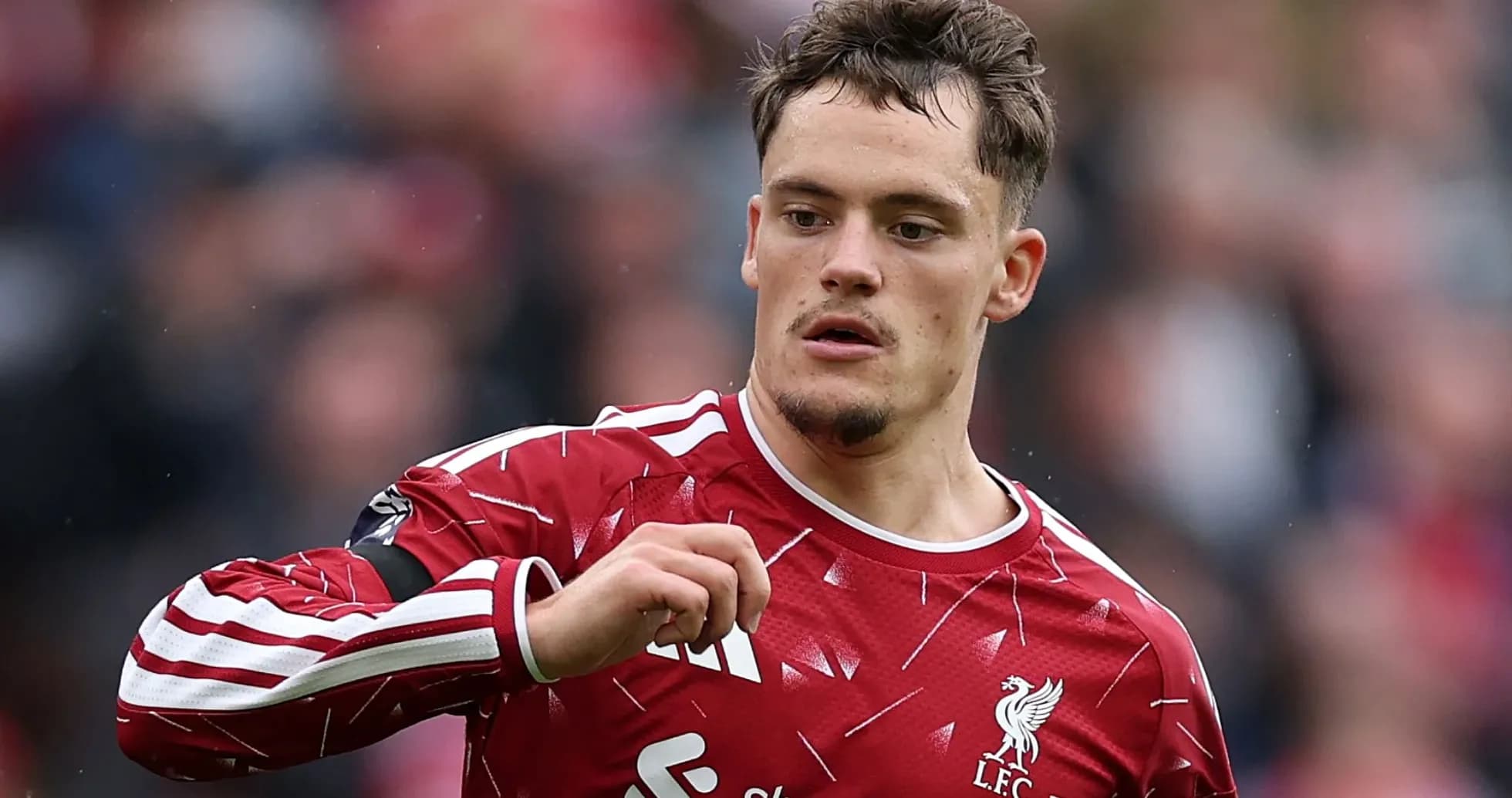 Futbolchi Liverpool formasi bilan harakatda Futbolchi Liverpool formasi bilan harakatda