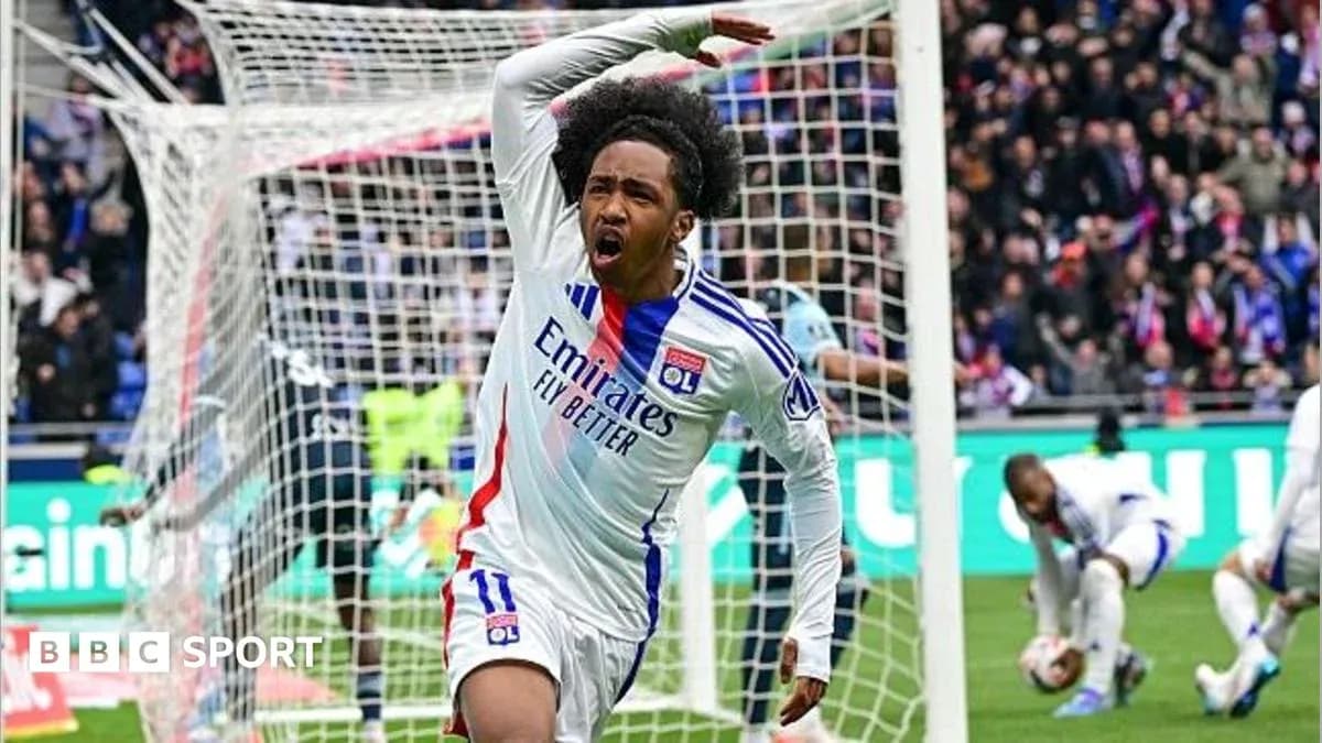 O'yinchi gol urib, nishon bilan qiyofada O'yinchi gol urib, nishon bilan qiyofada