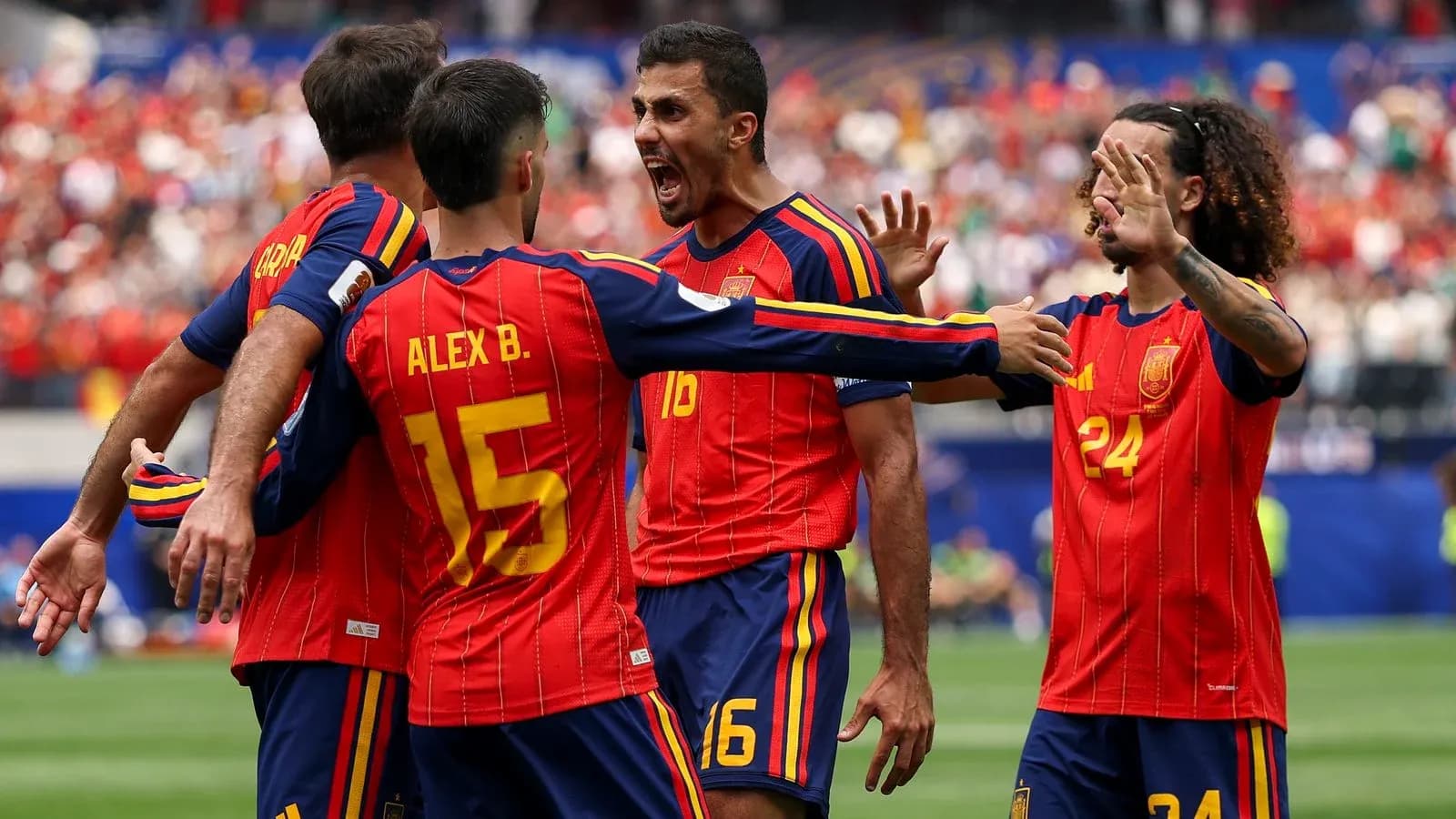 Ispaniya futbolchilari gol urishdan keyin nishonlamoqda Ispaniya futbolchilari gol urishdan keyin nishonlamoqda
