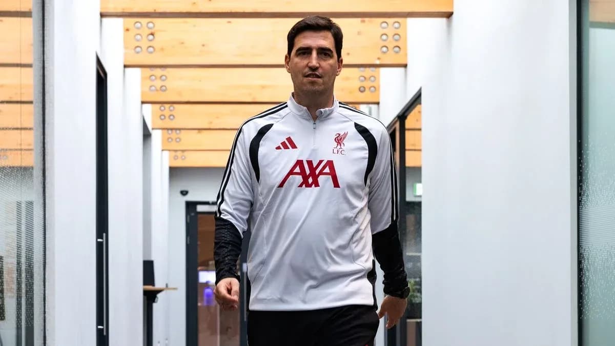 Futbolchi LFC kiyimidagi shaxs koridorda yurmoqda Futbolchi LFC kiyimidagi shaxs koridorda yurmoqda