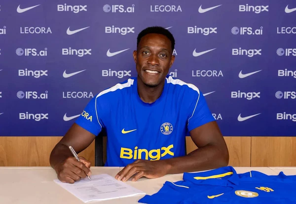 Futbolchi yangi shartnoma imzolamoqda Futbolchi yangi shartnoma imzolamoqda