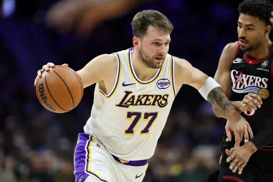 O'yinchi to'pni ushlab, raqibdan qochmoqda O'yinchi to'pni ushlab, raqibdan qochmoqda