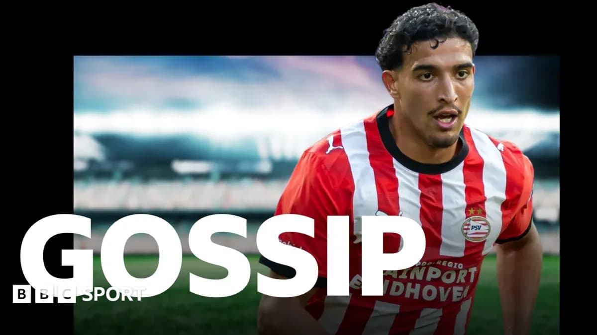Futbolchi PSV formasida maydonda harakatda Futbolchi PSV formasida maydonda harakatda