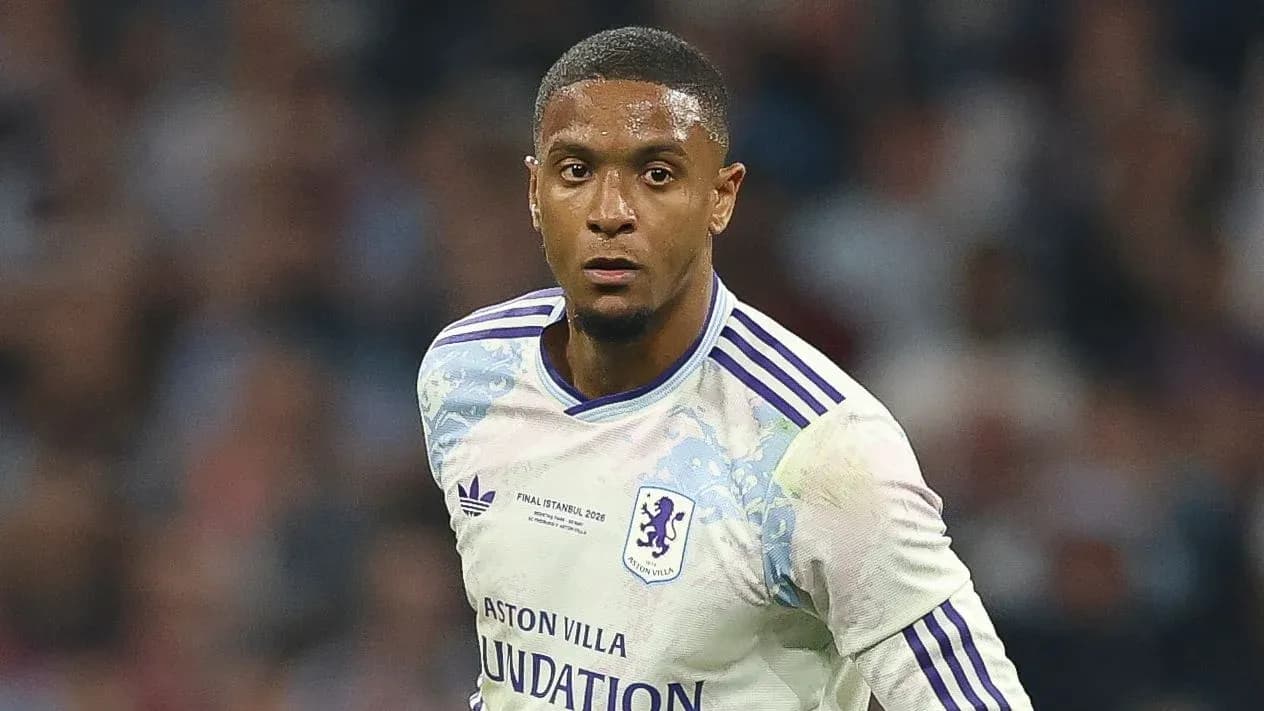 Futbolchi Aston Villa formasida maydonda harakatda Futbolchi Aston Villa formasida maydonda harakatda