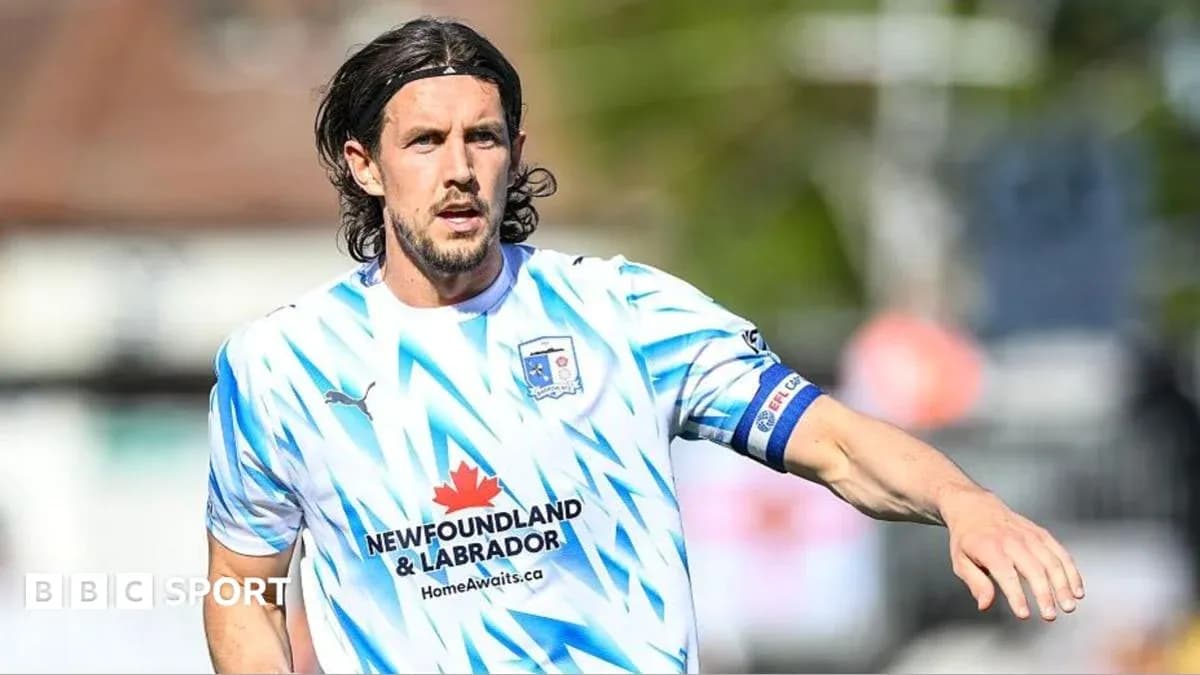 Futbolchi maydonda harakatlanmoqda, ko'ylakda Futbolchi maydonda harakatlanmoqda, ko'ylakda