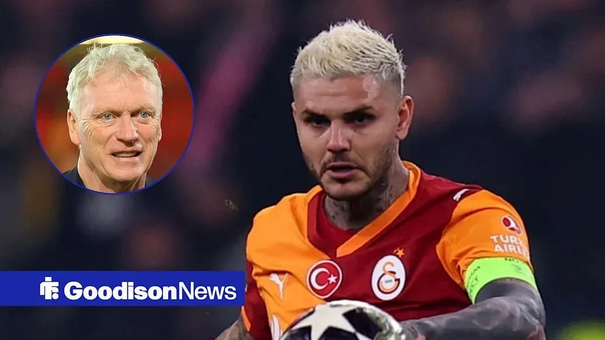 Futbolchi Galatasaray formasida to'pni ushlamoqda Futbolchi Galatasaray formasida to'pni ushlamoqda