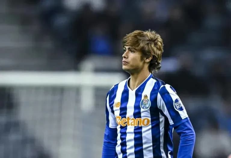 Futbolchi FC Porto formasida maydonda turibdi Futbolchi FC Porto formasida maydonda turibdi