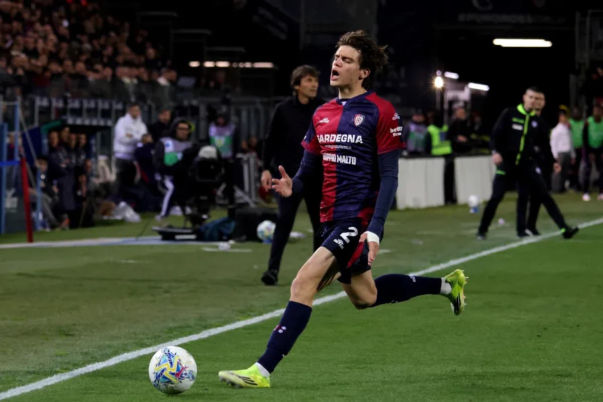 Futbolchi maydonda to'pga zarba berayapti Futbolchi maydonda to'pga zarba berayapti