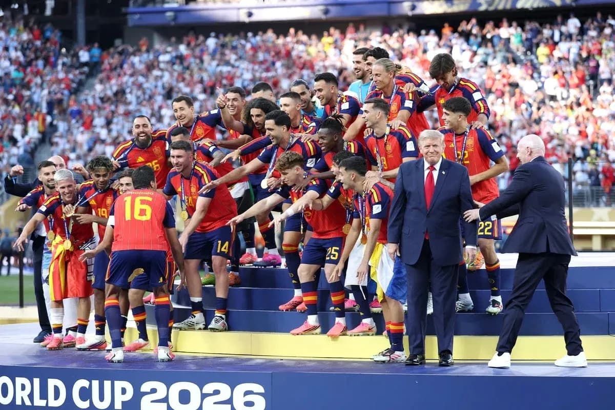 Ispaniya futbol jamoasi kubok bilan sahnada Ispaniya futbol jamoasi kubok bilan sahnada