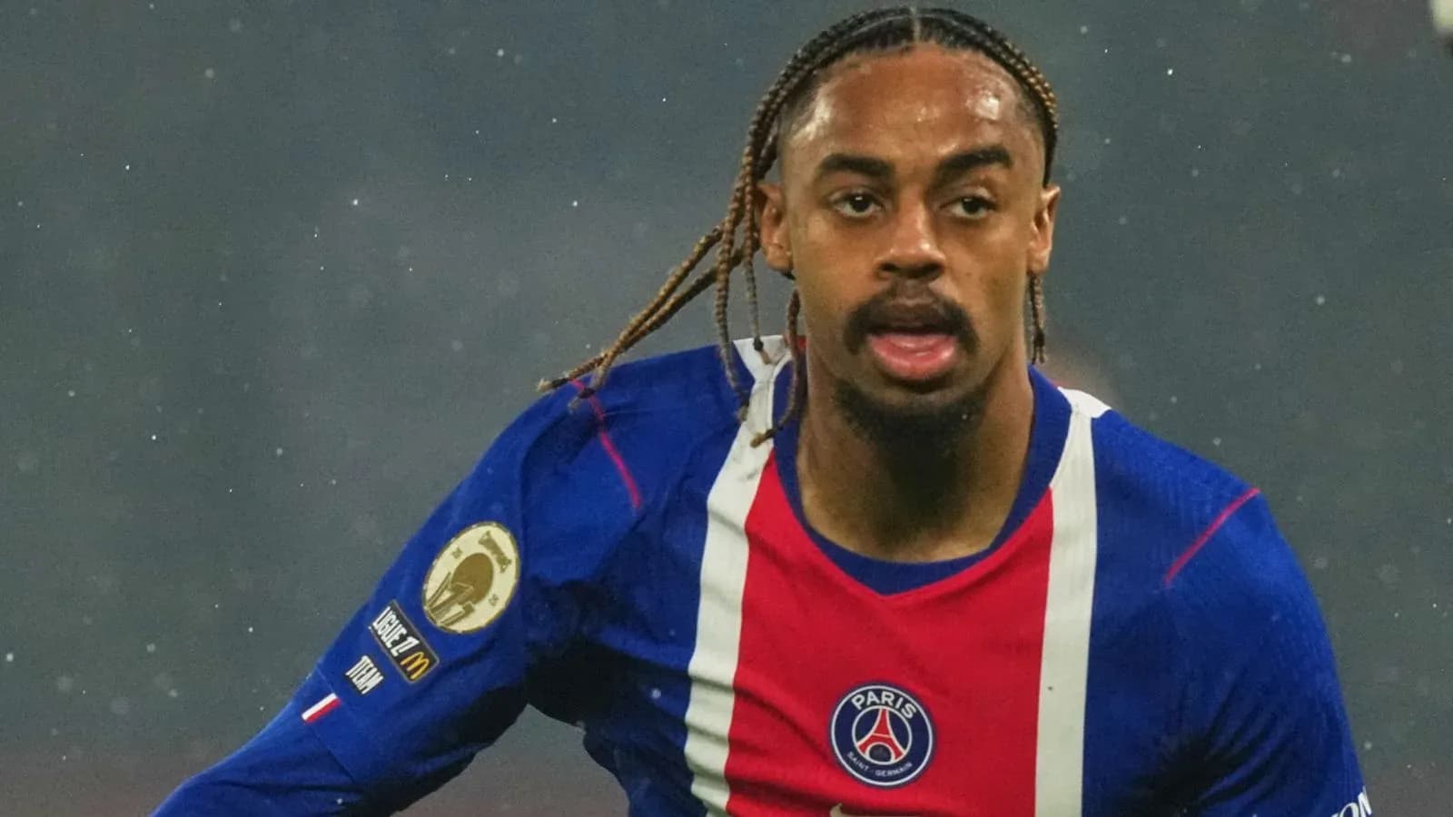 Futbolchi PSG formasida maydonda harakatda Futbolchi PSG formasida maydonda harakatda