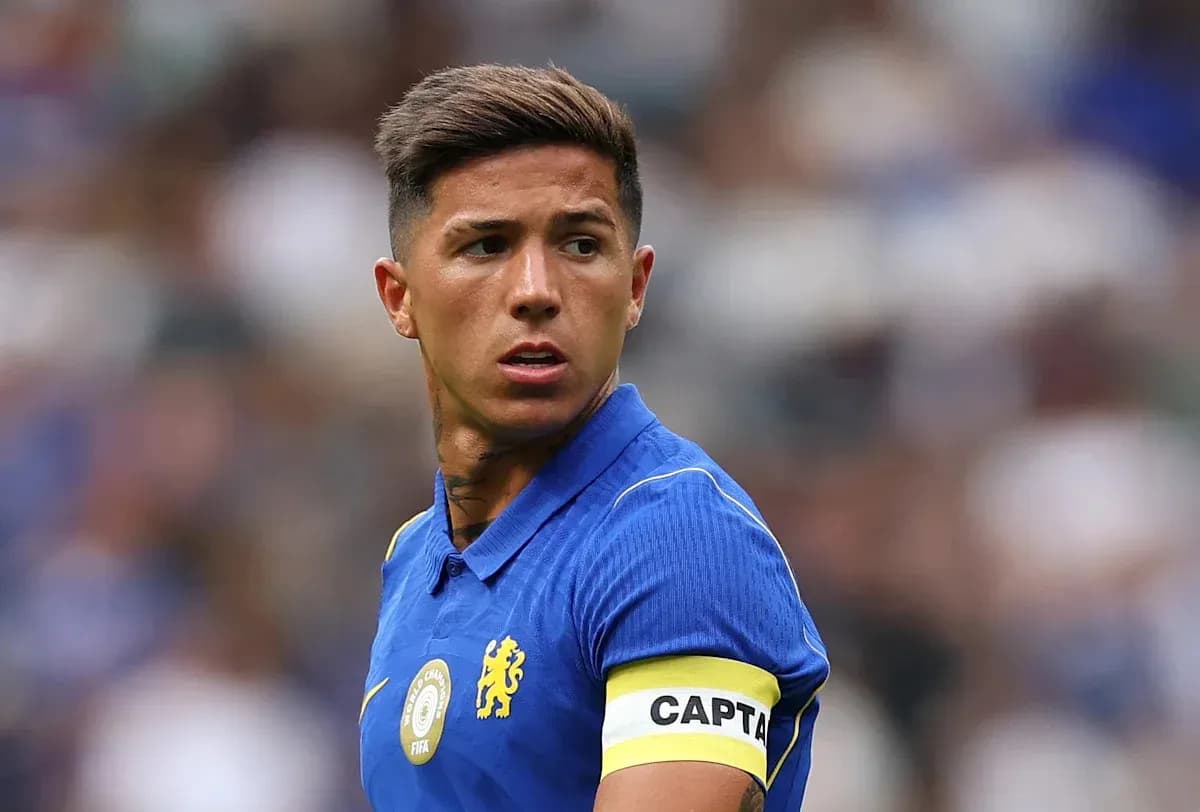 Futbolchi kapitanlik tasmasi bilan maydonda Futbolchi kapitanlik tasmasi bilan maydonda