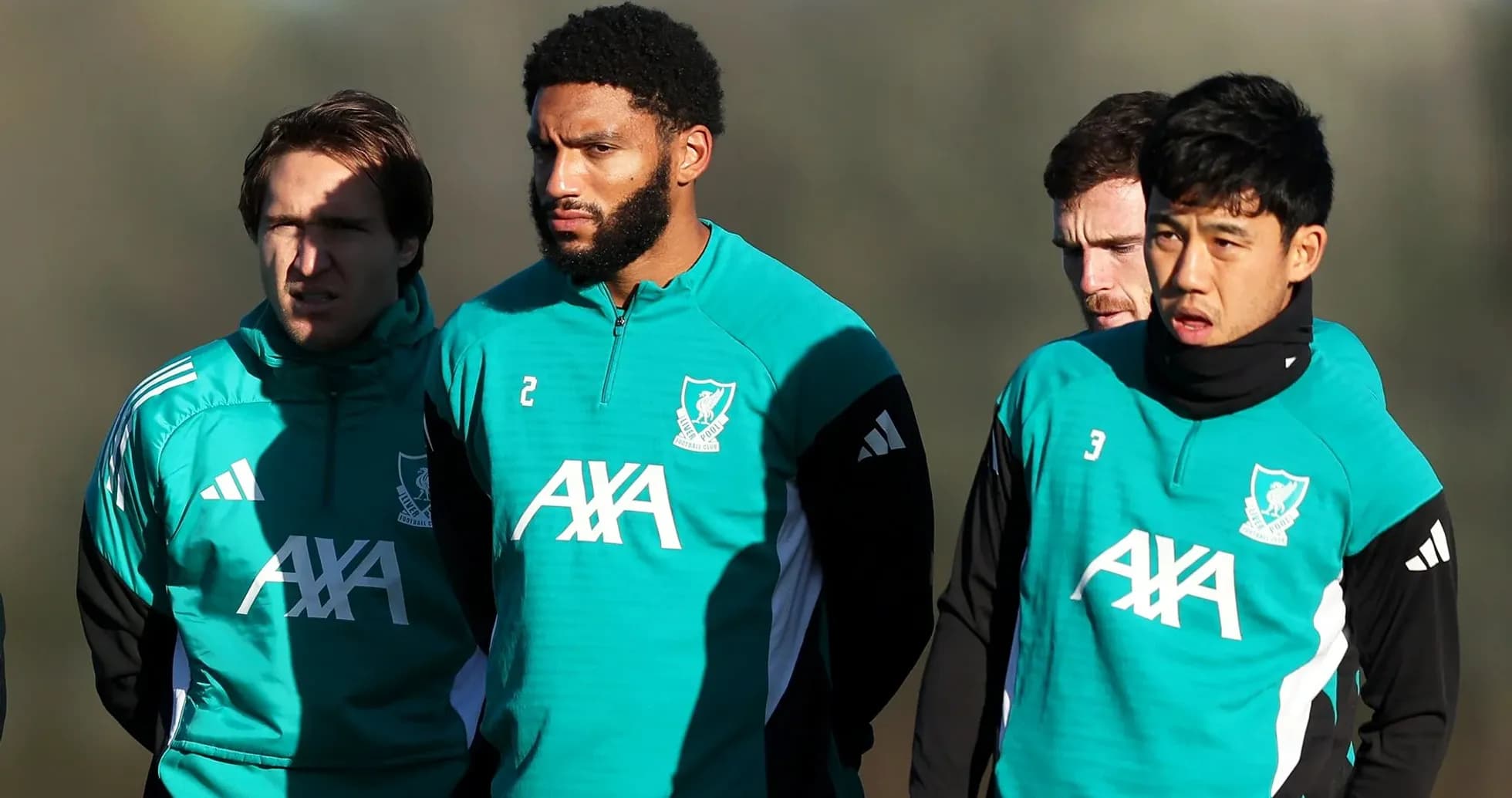 Futbolchilar mashg'ulotda, jamoa kiyimida Futbolchilar mashg'ulotda, jamoa kiyimida
