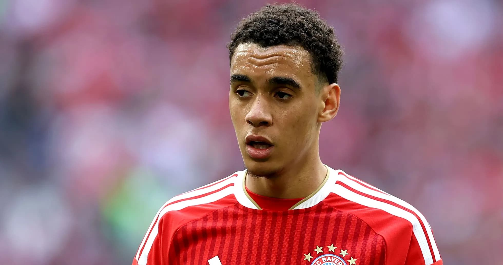 Futbolchi Bayern Munich formasida maydonda Futbolchi Bayern Munich formasida maydonda