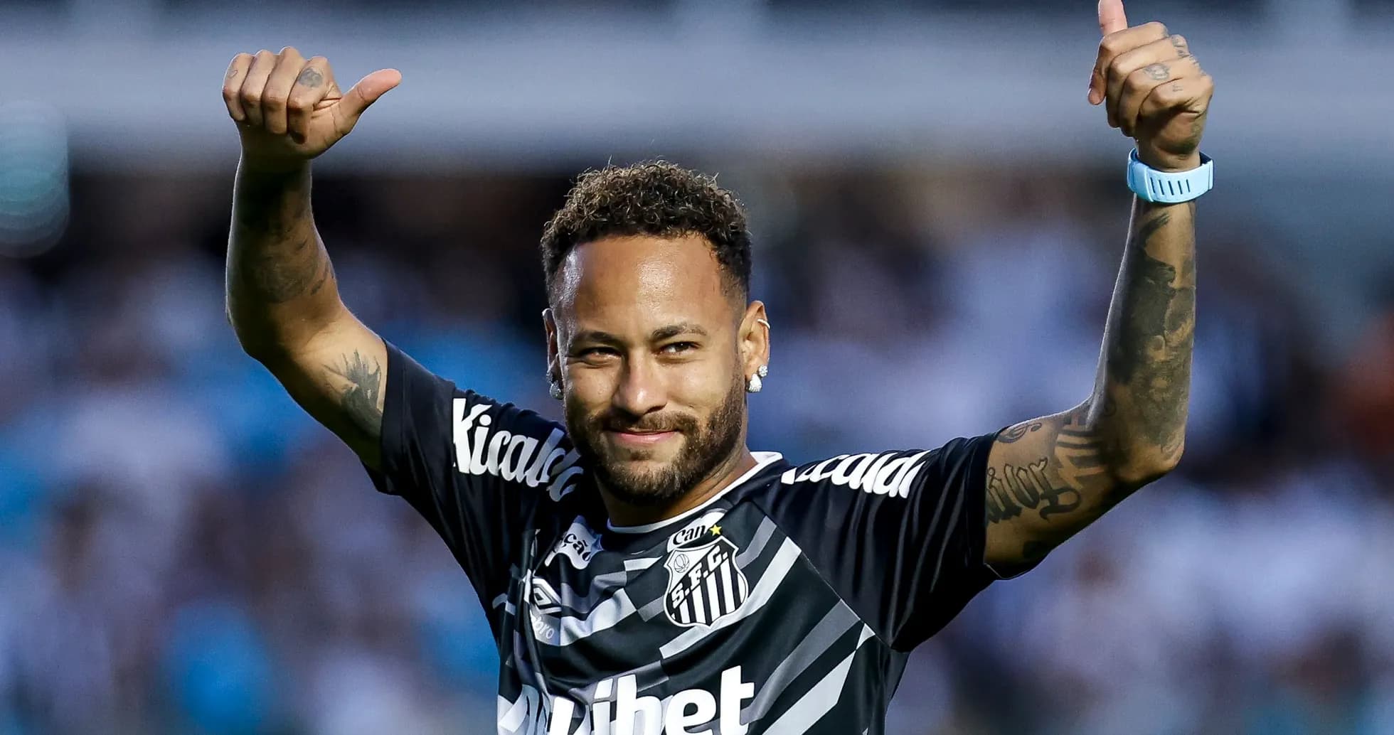 Futbolchi Neymar maydonda qo'lini ko'targan Futbolchi Neymar maydonda qo'lini ko'targan