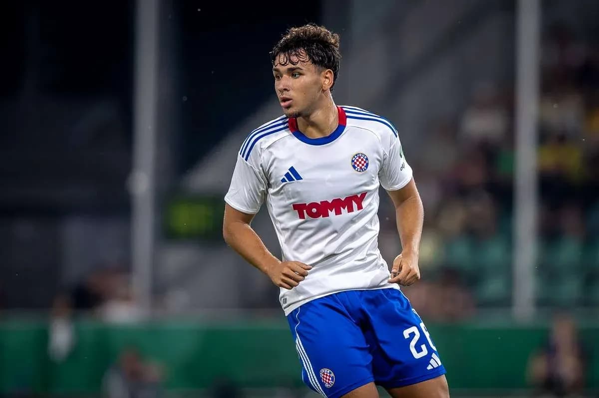 Futbolchi TOMMY ko'ylagi kiygan maydonda harakatda Futbolchi TOMMY ko'ylagi kiygan maydonda harakatda