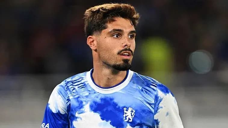 Futbolchi Chelsea formasida maydonda Futbolchi Chelsea formasida maydonda