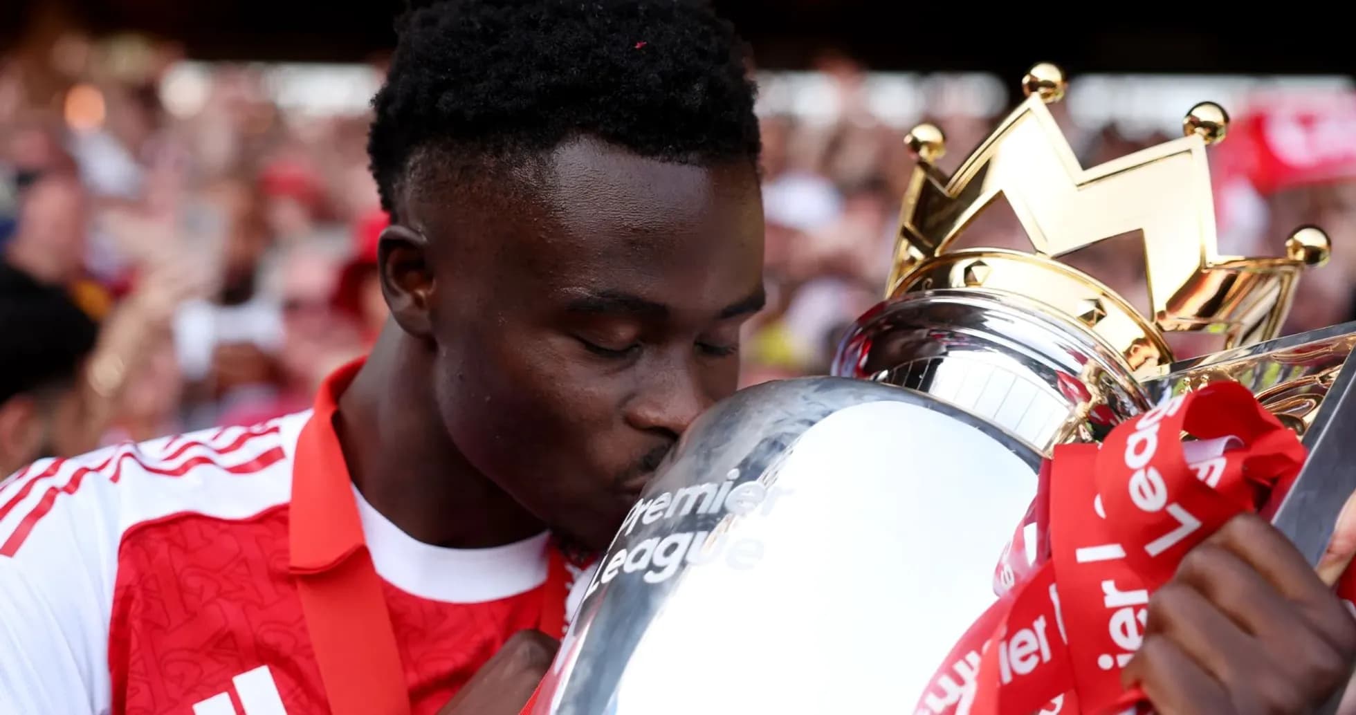 O'yinchi Premier League kubogini o'pmoqda O'yinchi Premier League kubogini o'pmoqda