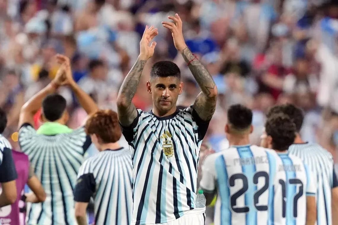 Futbolchi jamoasi oldida qo'l silkitayotgan o'yinchi Futbolchi jamoasi oldida qo'l silkitayotgan o'yinchi