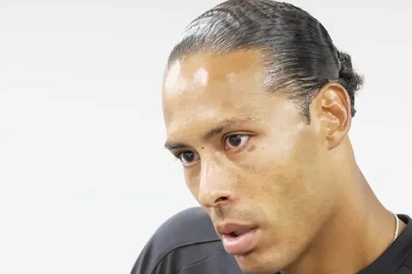 Futbolchi intervyu berayotgan ko'rinishi Futbolchi intervyu berayotgan ko'rinishi