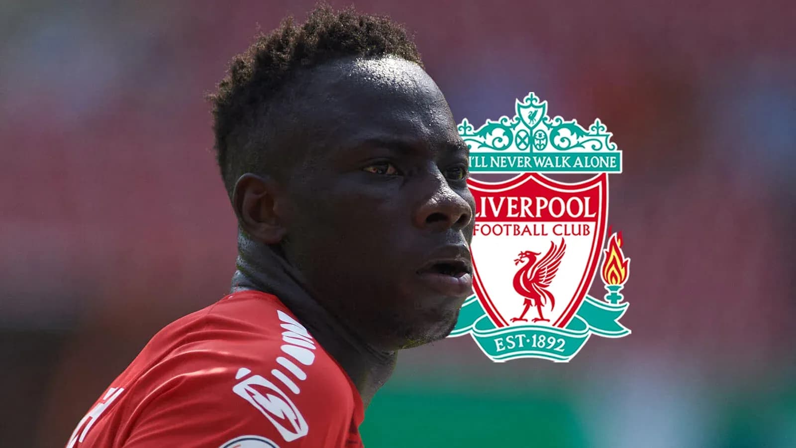 Futbolchi Liverpool formasida o'yin maydonida Futbolchi Liverpool formasida o'yin maydonida