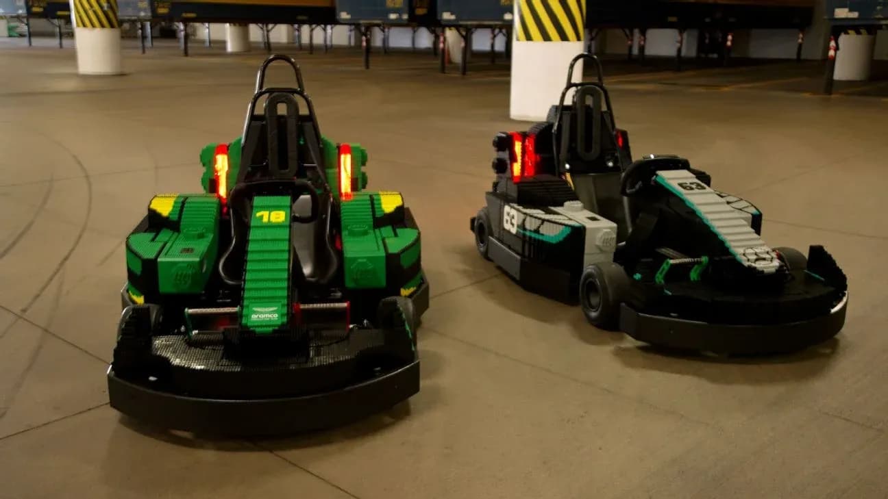 Ikkita go-kart stolda joylashgan Ikkita go-kart stolda joylashgan