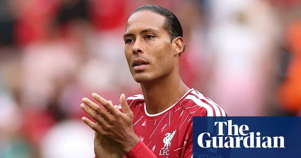 Futbolchi Liverpool formasida maydonda qo'llarini birlashtirgan Futbolchi Liverpool formasida maydonda qo'llarini birlashtirgan