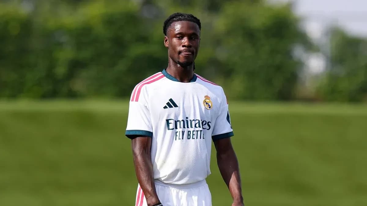 Futbolchi Real Madrid formasida maydonda turibdi Futbolchi Real Madrid formasida maydonda turibdi