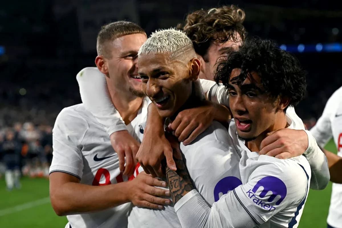 Futbolchilar gollarni nishonlashmoqda, birga quchoqlashmoqda Futbolchilar gollarni nishonlashmoqda, birga quchoqlashmoqda