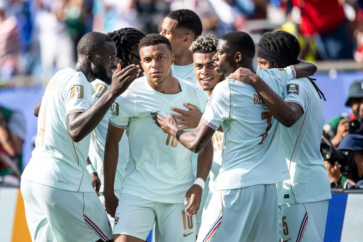Fransiya futbolchilari gol urganidan keyin nishonlashmoqda Fransiya futbolchilari gol urganidan keyin nishonlashmoqda