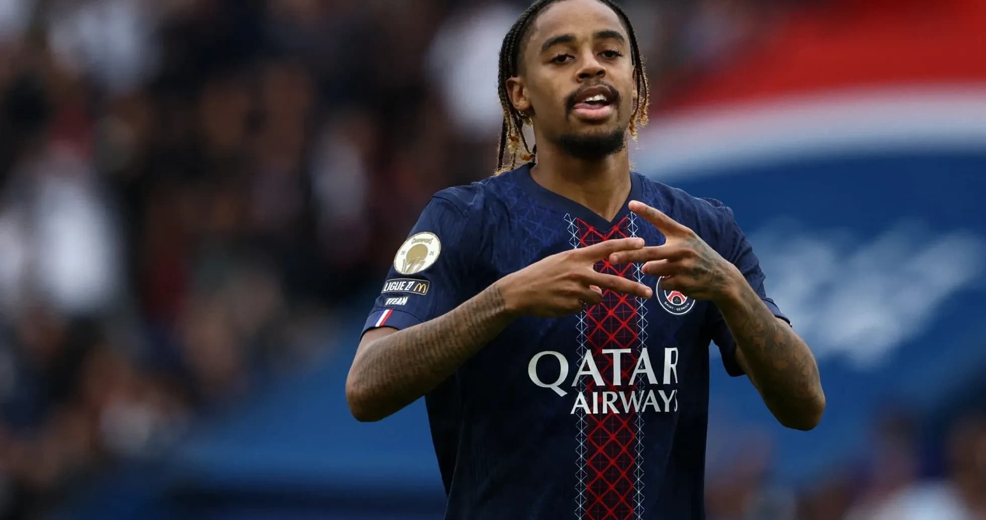 Futbolchi PSG forma kiygan qo'l harakati Futbolchi PSG forma kiygan qo'l harakati