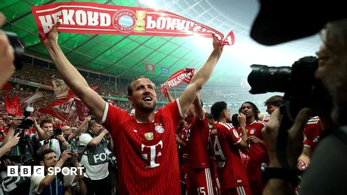 Futbolchi Bayern Munich bayroqlarni ko'tarib turibdi Futbolchi Bayern Munich bayroqlarni ko'tarib turibdi