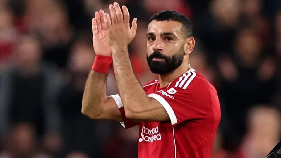 Futbolchi Mohamed Salah qo'lini ko'tarib olqishlayapti Futbolchi Mohamed Salah qo'lini ko'tarib olqishlayapti